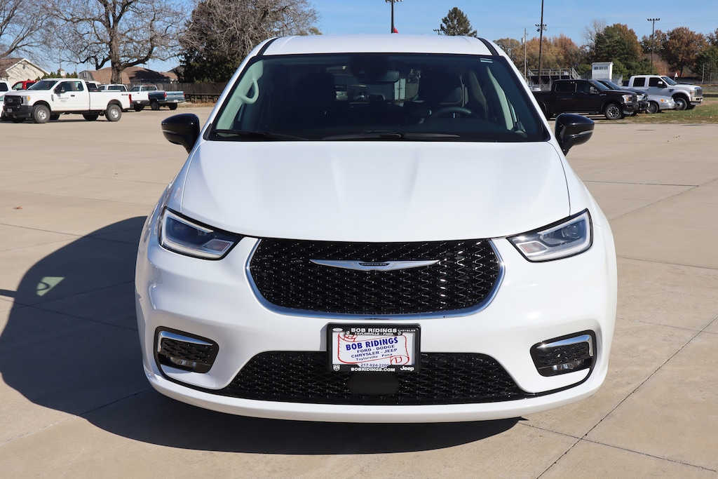 Used 2024 Chrysler Pacifica Plug-In Hybrid Hybrid Select Van Passenger Van