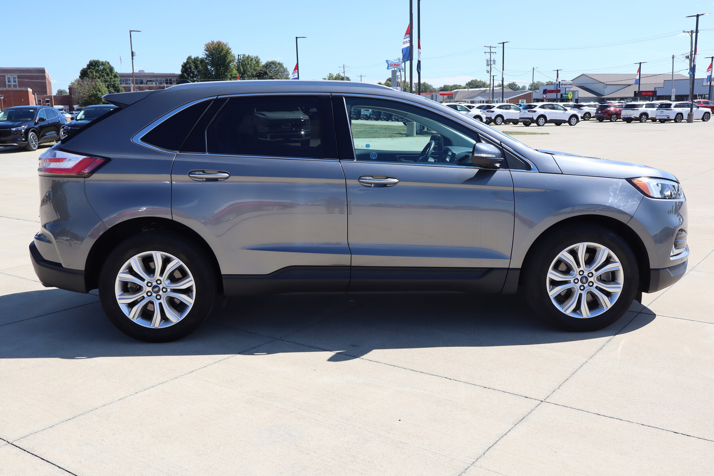 2022 Ford Edge Titanium photo 4