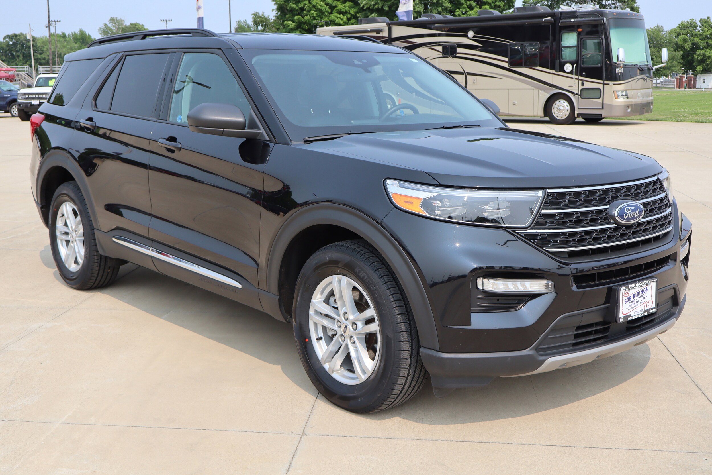 2023 Ford Explorer XLT photo 3