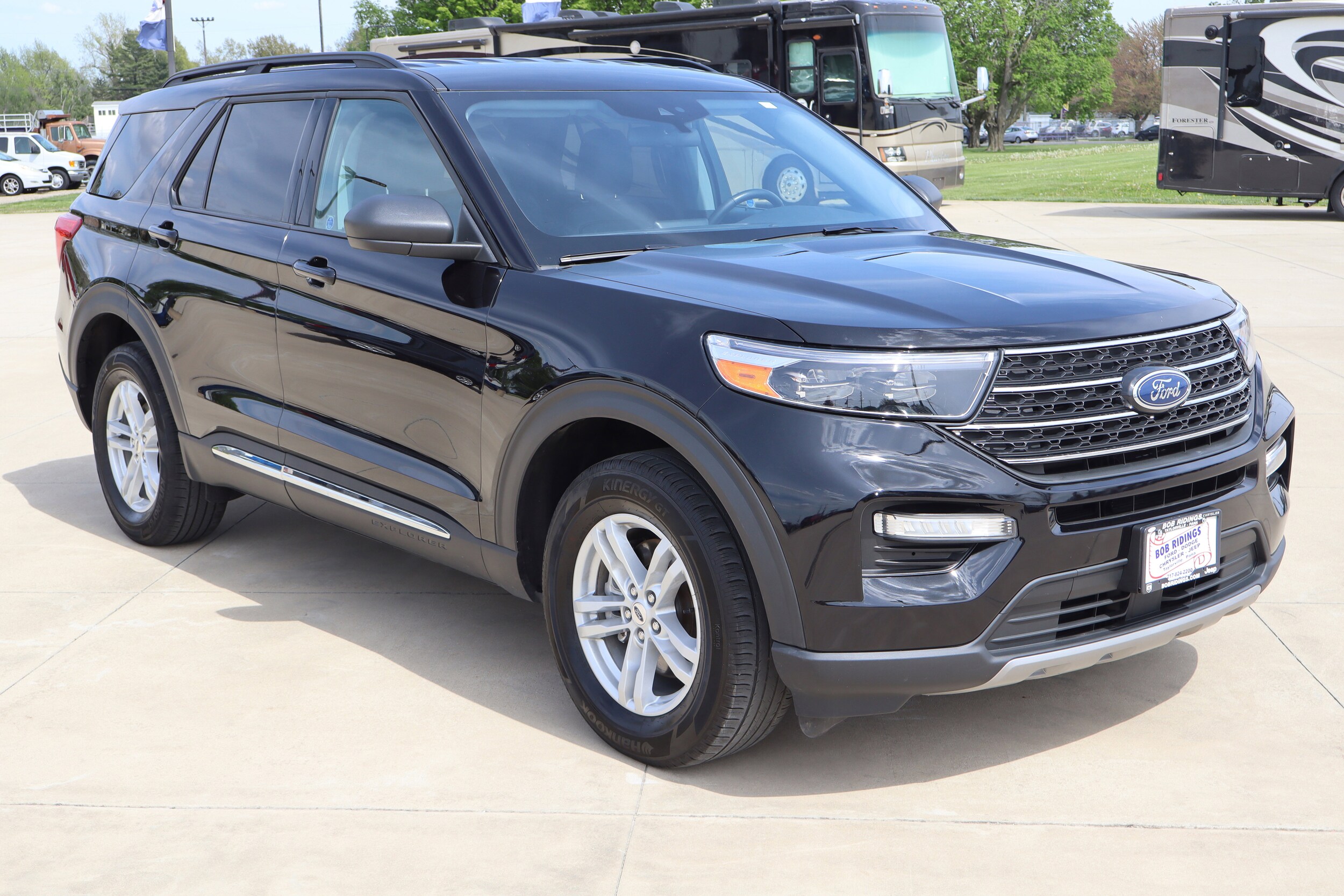2023 Ford Explorer XLT photo 3