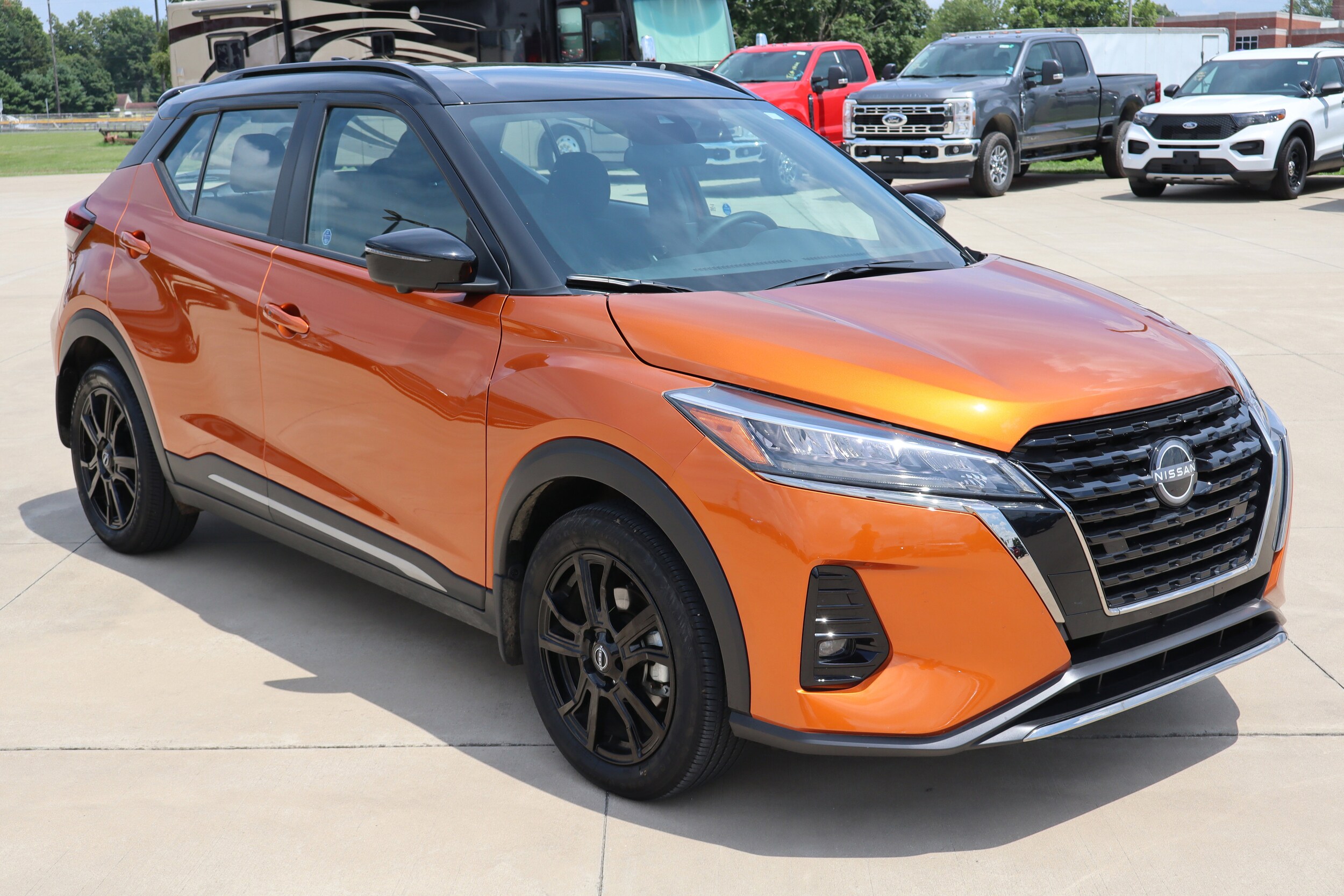 2024 Nissan Kicks SR photo 3