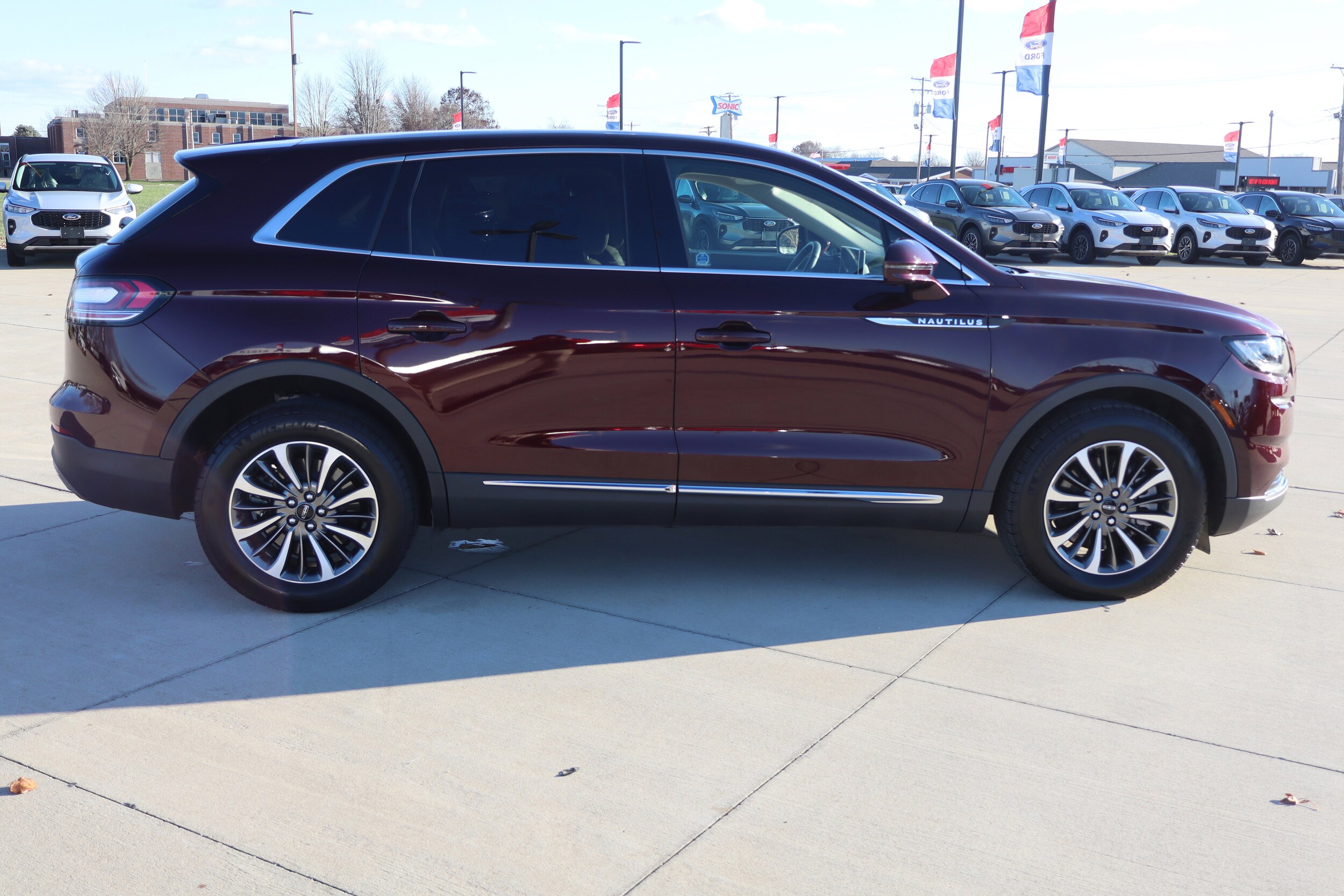 2023 Lincoln Nautilus Standard photo 4