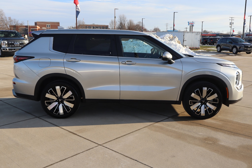 Used 2025 Mitsubishi Outlander SE SUV