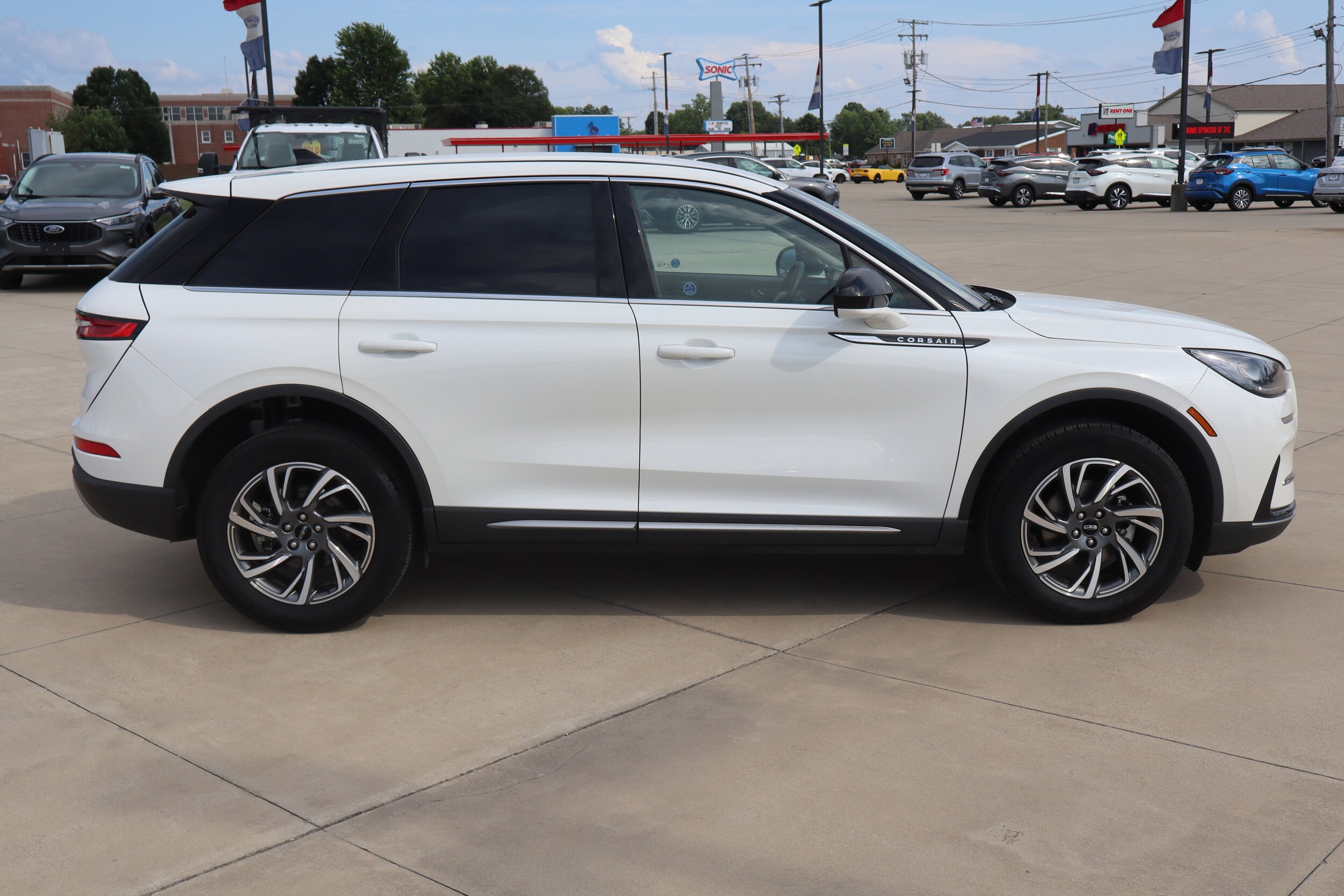 2023 Lincoln Corsair Standard photo 4