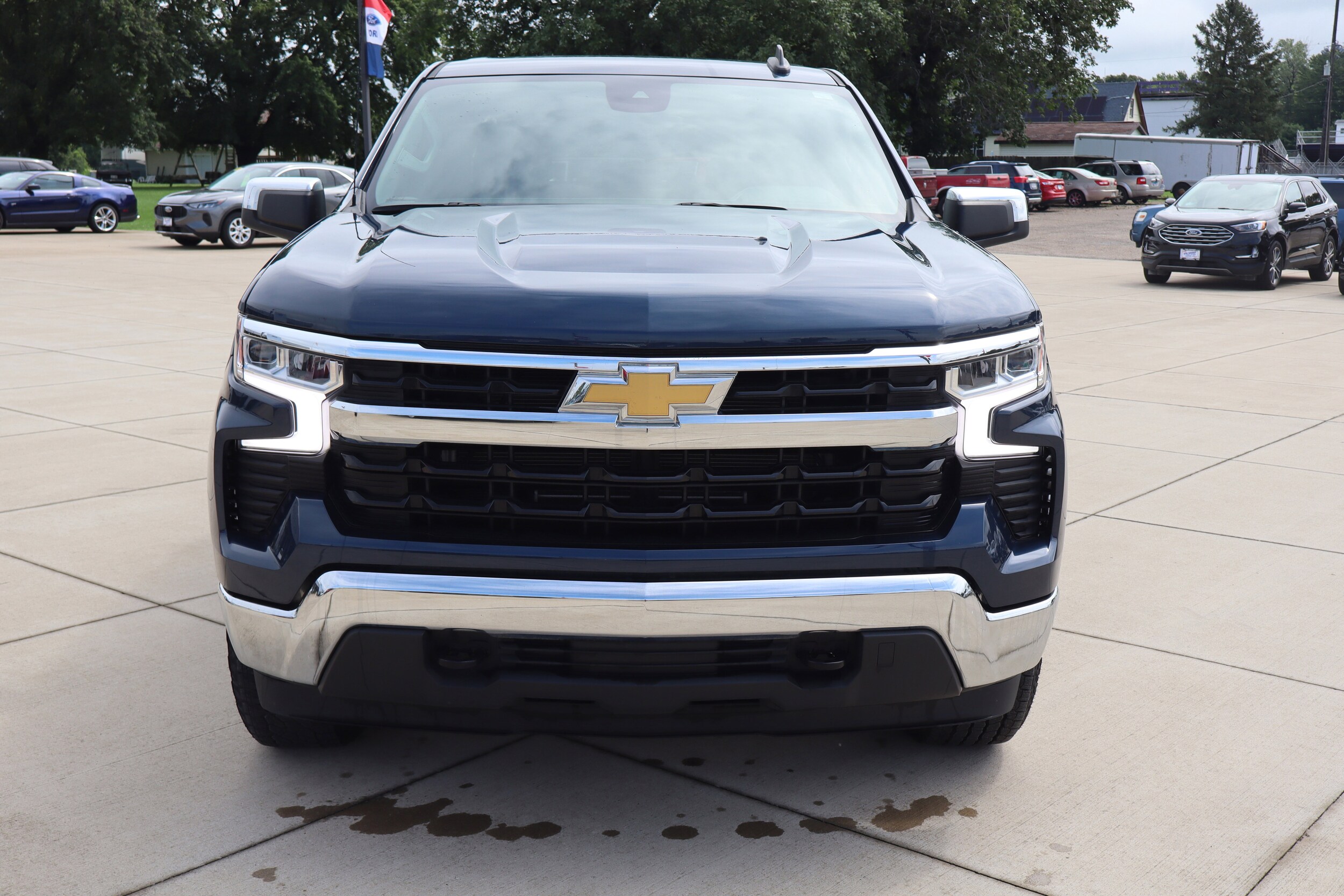 2022 Chevrolet Silverado 1500 LT photo 2