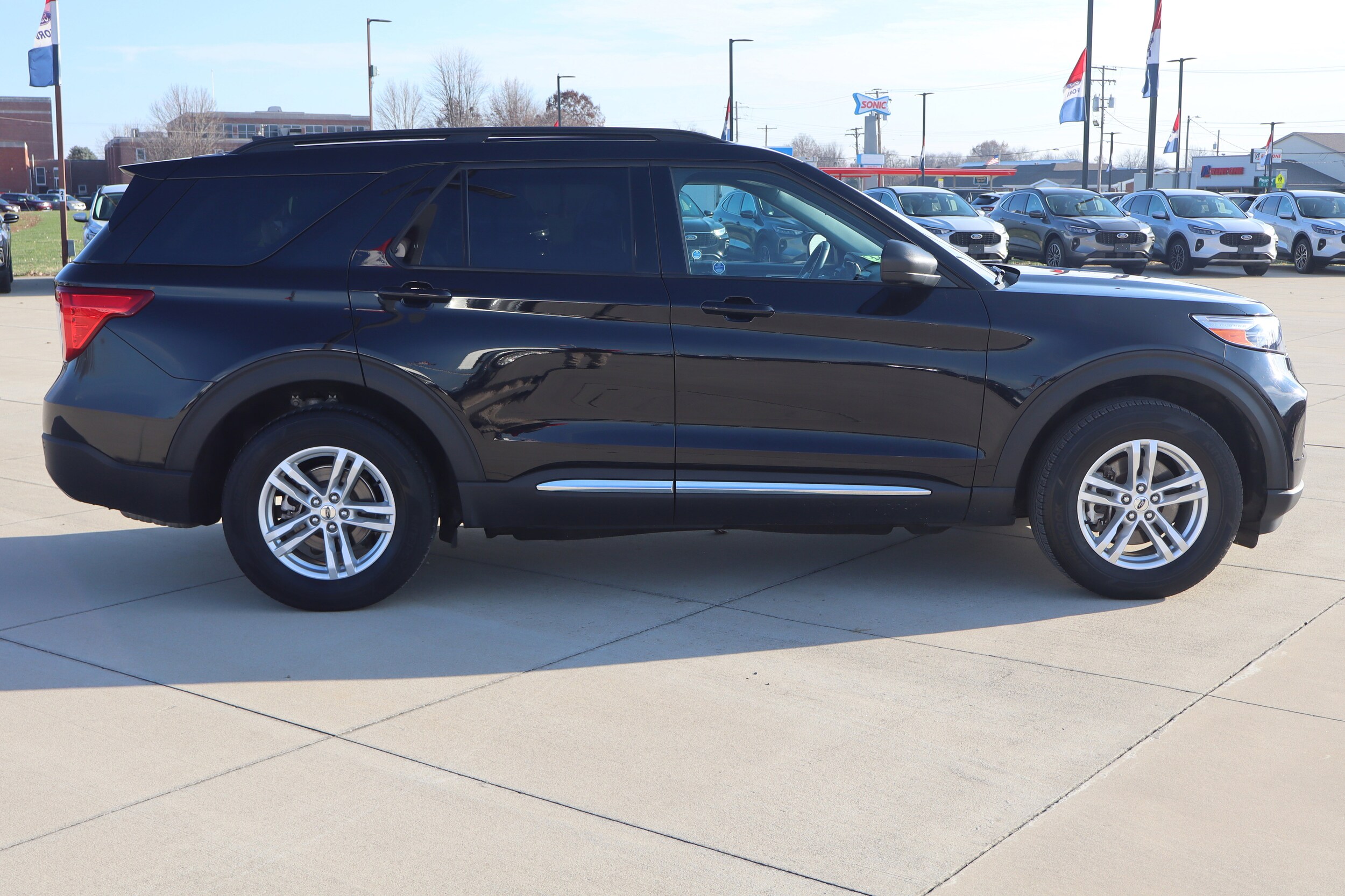 2023 Ford Explorer XLT photo 3