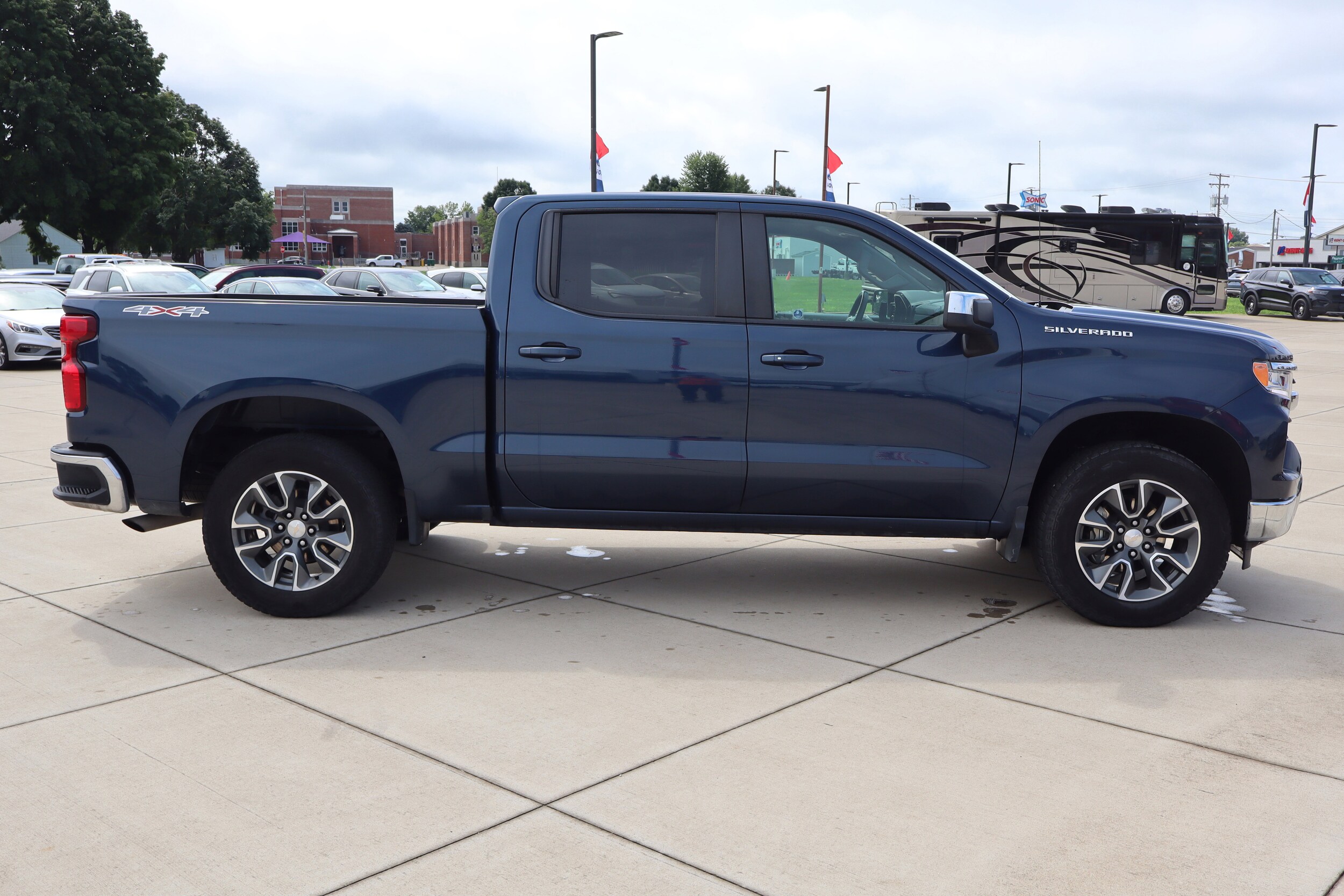 2022 Chevrolet Silverado 1500 LT photo 4