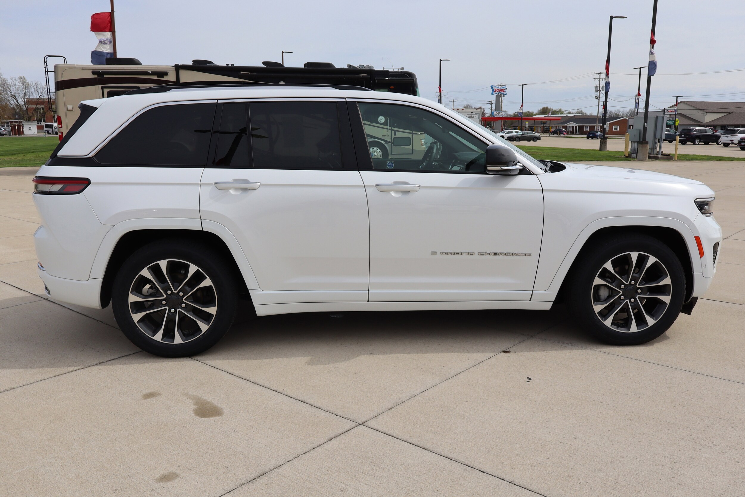 2023 Jeep Grand Cherokee Overland photo 4