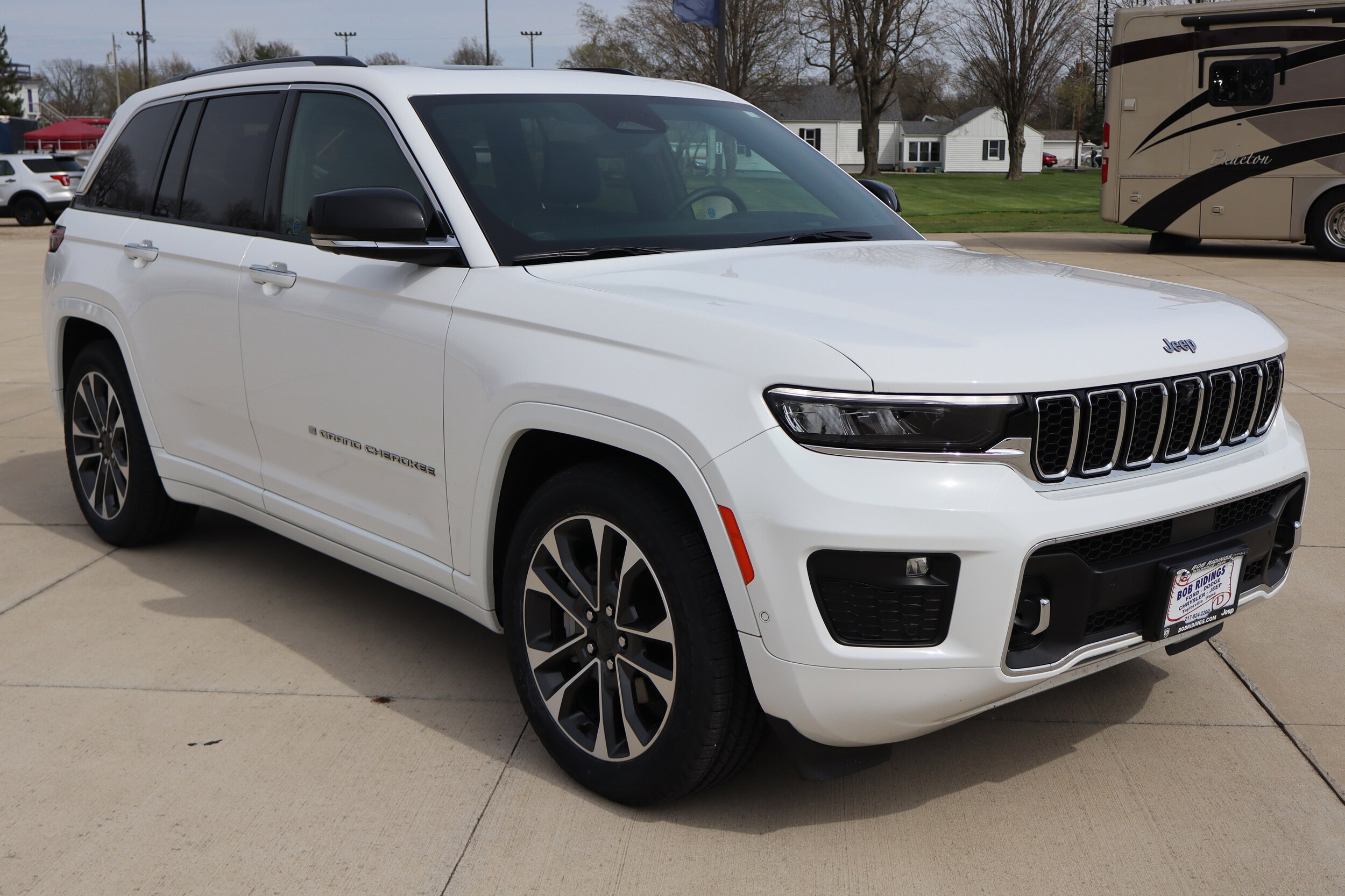 2023 Jeep Grand Cherokee Overland photo 3