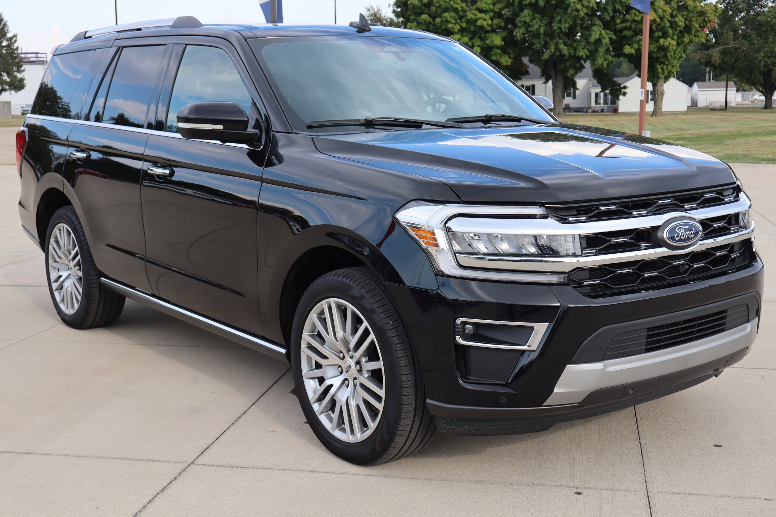 2024 Ford Expedition Limited photo 2