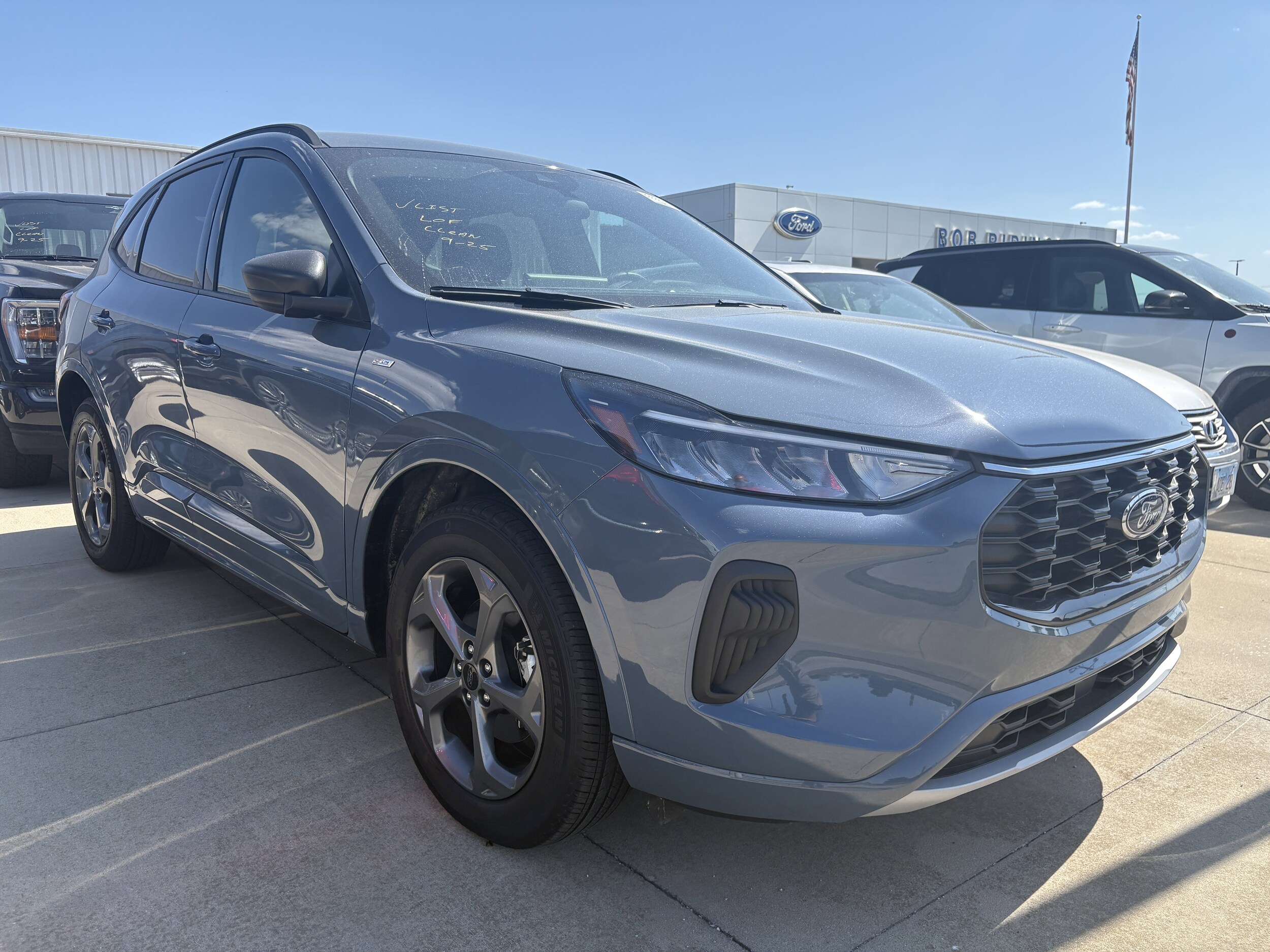 2023 Ford Escape ST-Line photo 2