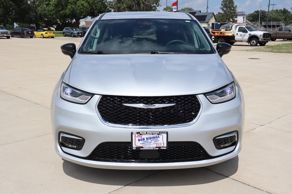 Used 2024 Chrysler Pacifica Touring L Van Passenger Van