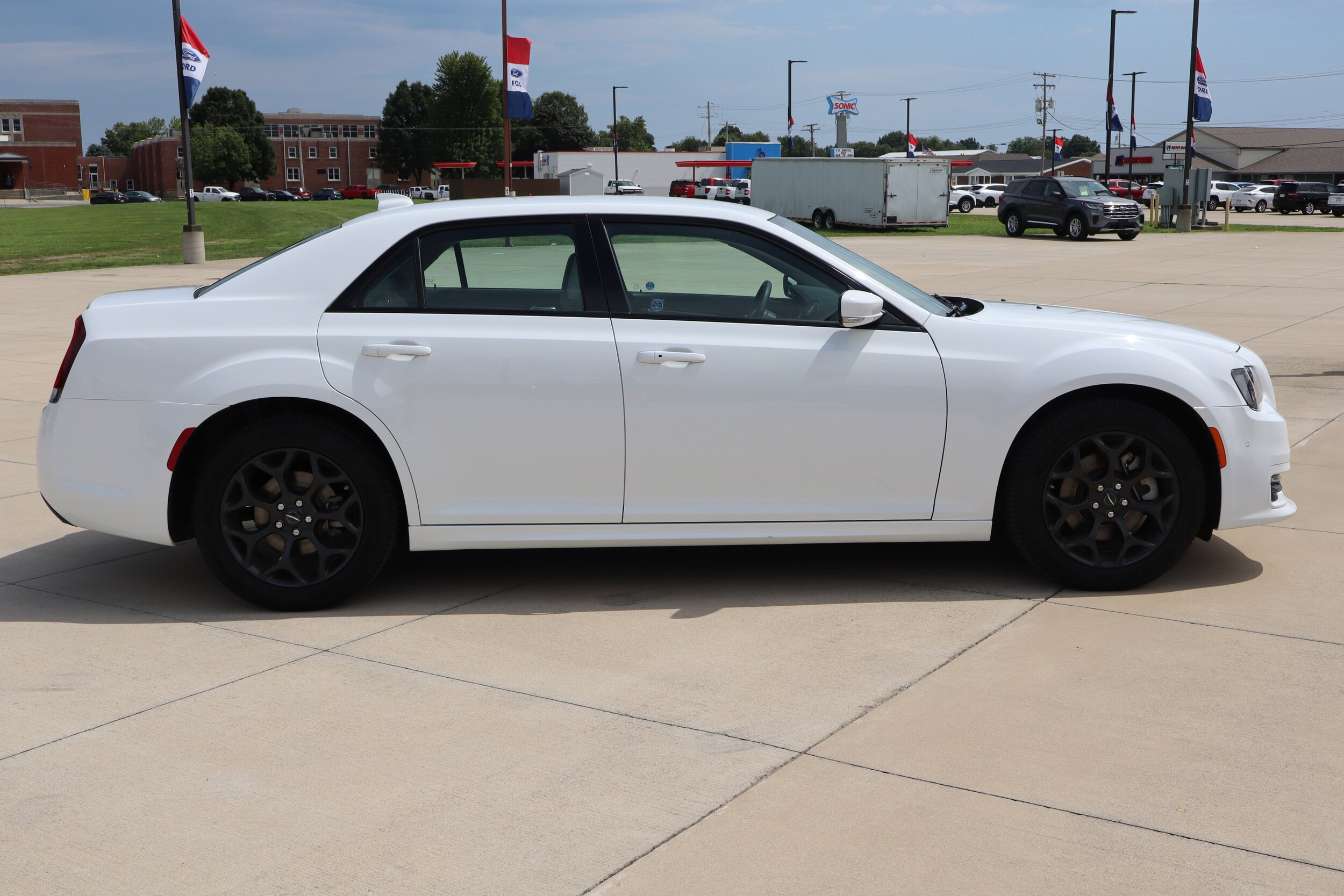 2023 Chrysler 300 Touring L photo 4