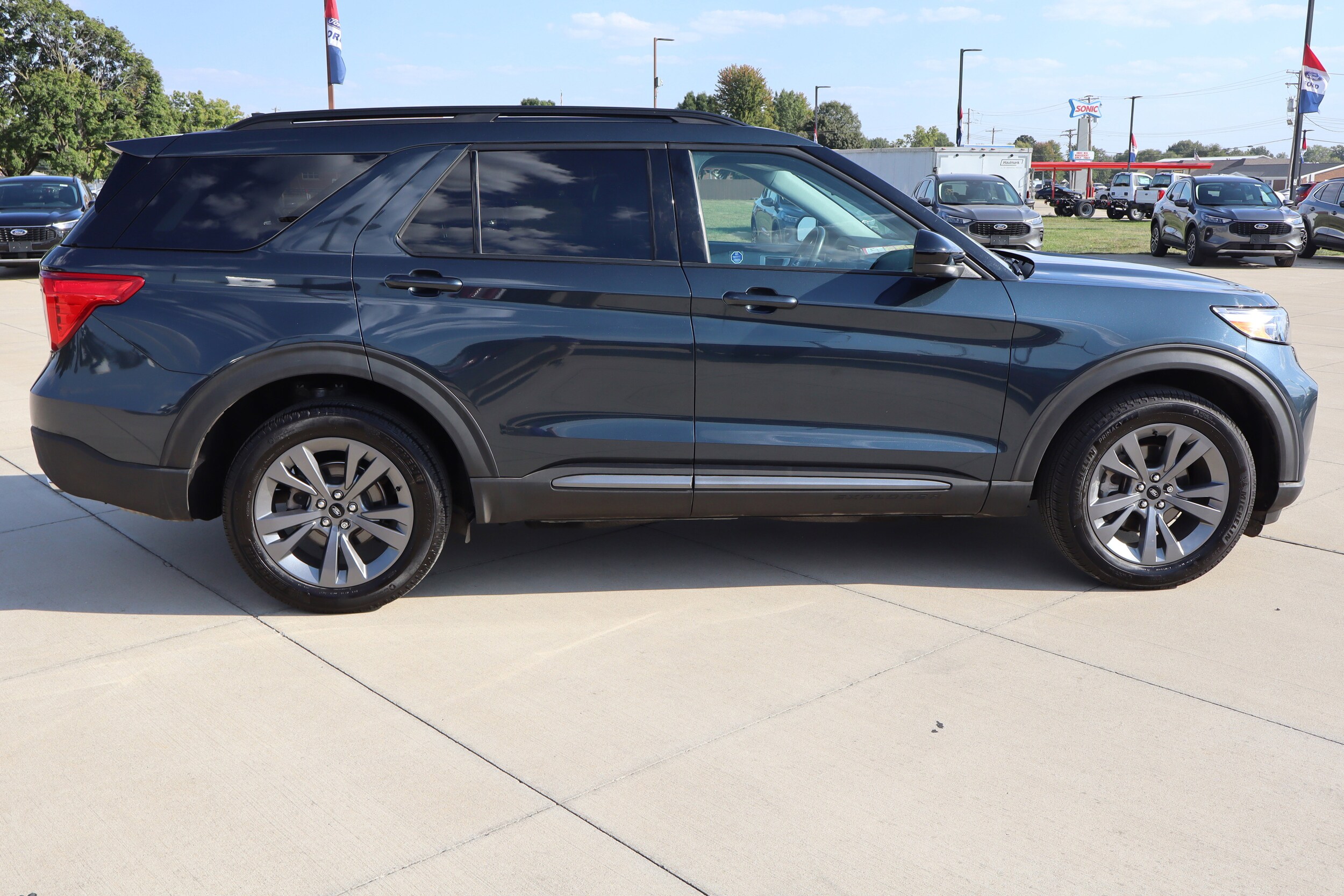 2023 Ford Explorer XLT photo 3