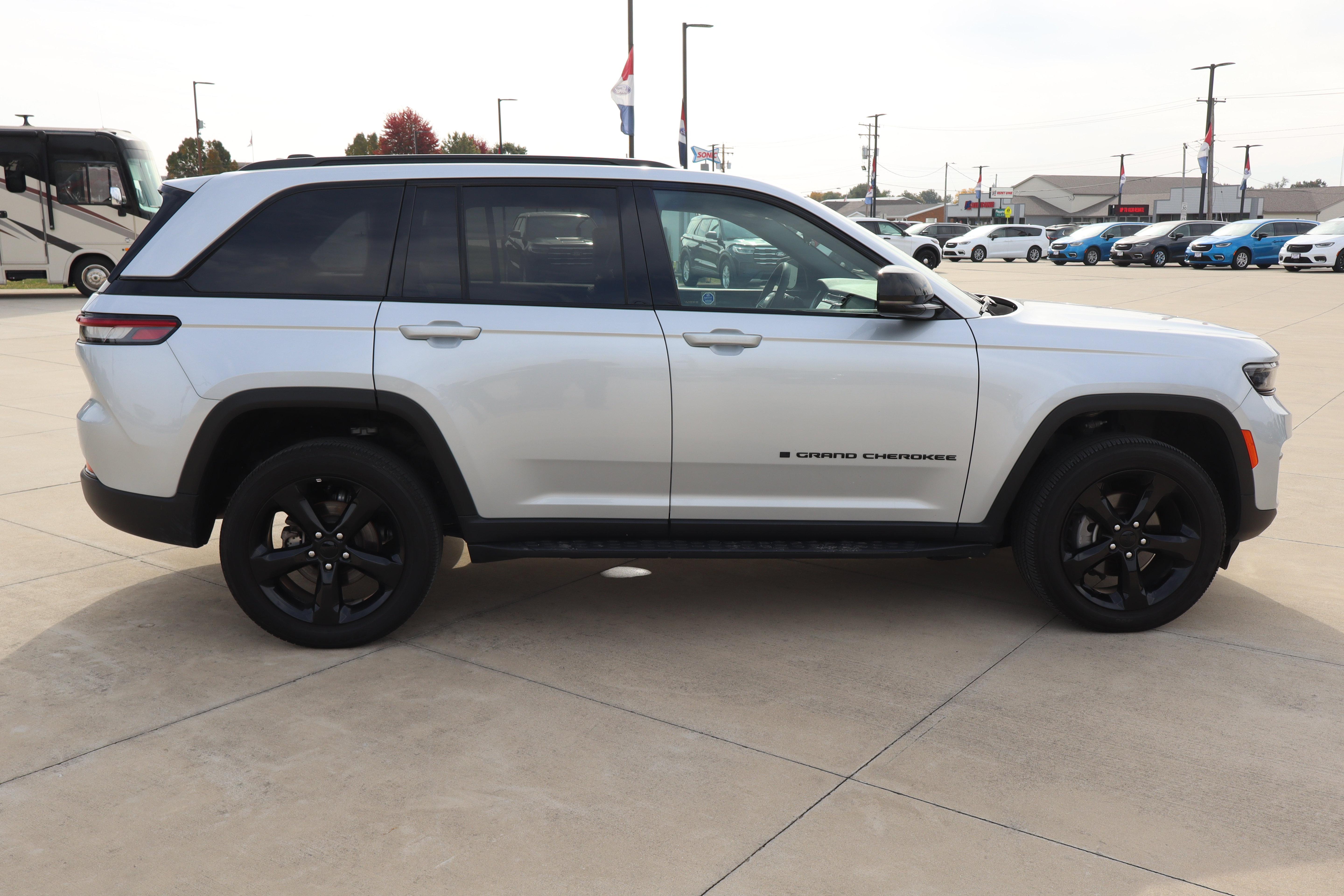 Used 2025 Jeep Grand Cherokee Altitude SUV