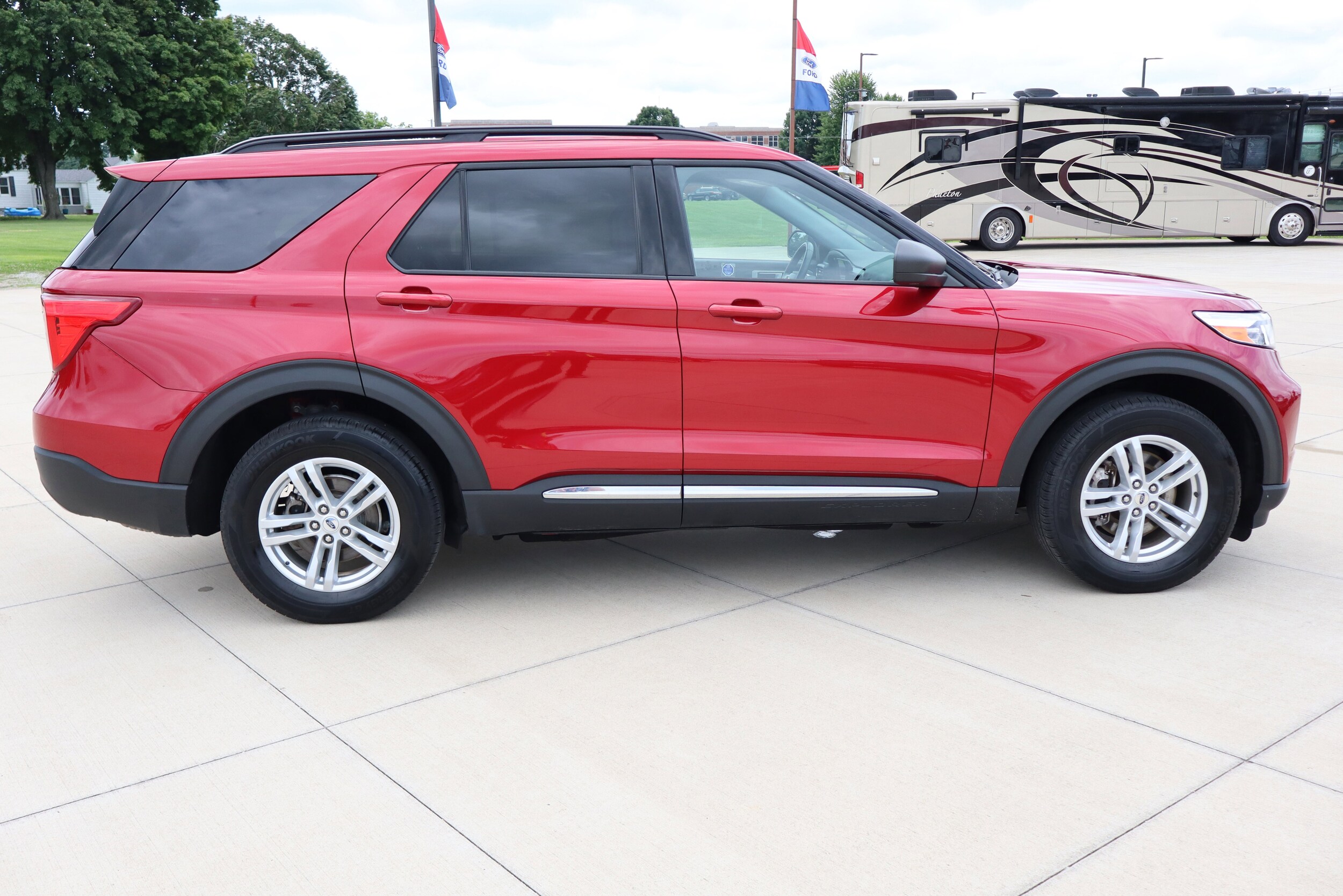 2023 Ford Explorer XLT photo 3