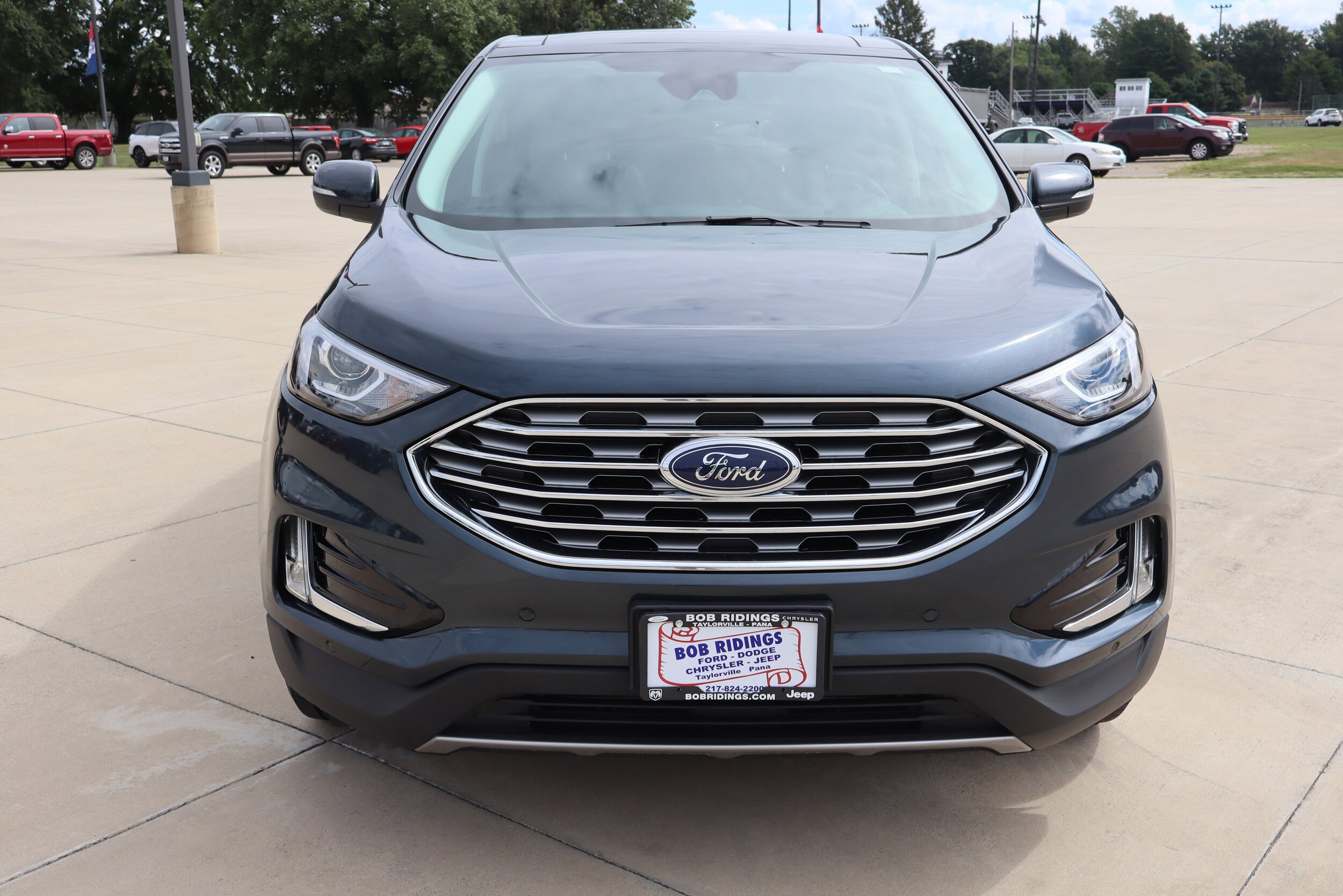 2022 Ford Edge Titanium photo 2