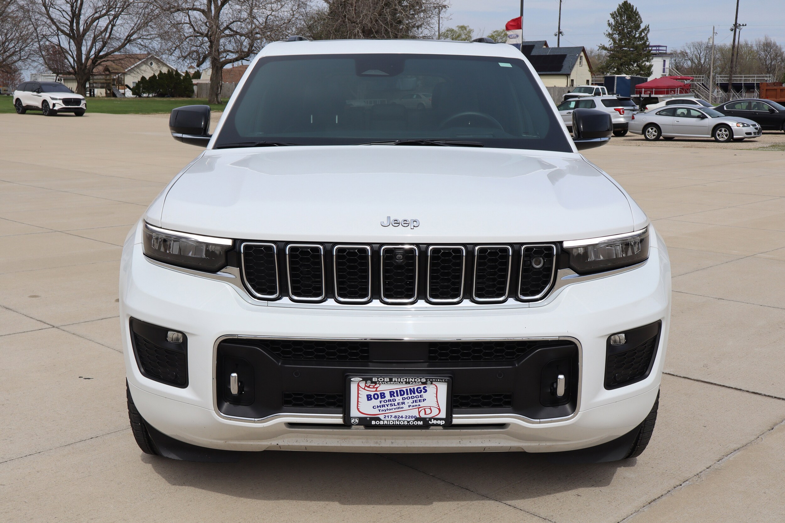 2023 Jeep Grand Cherokee Overland photo 2