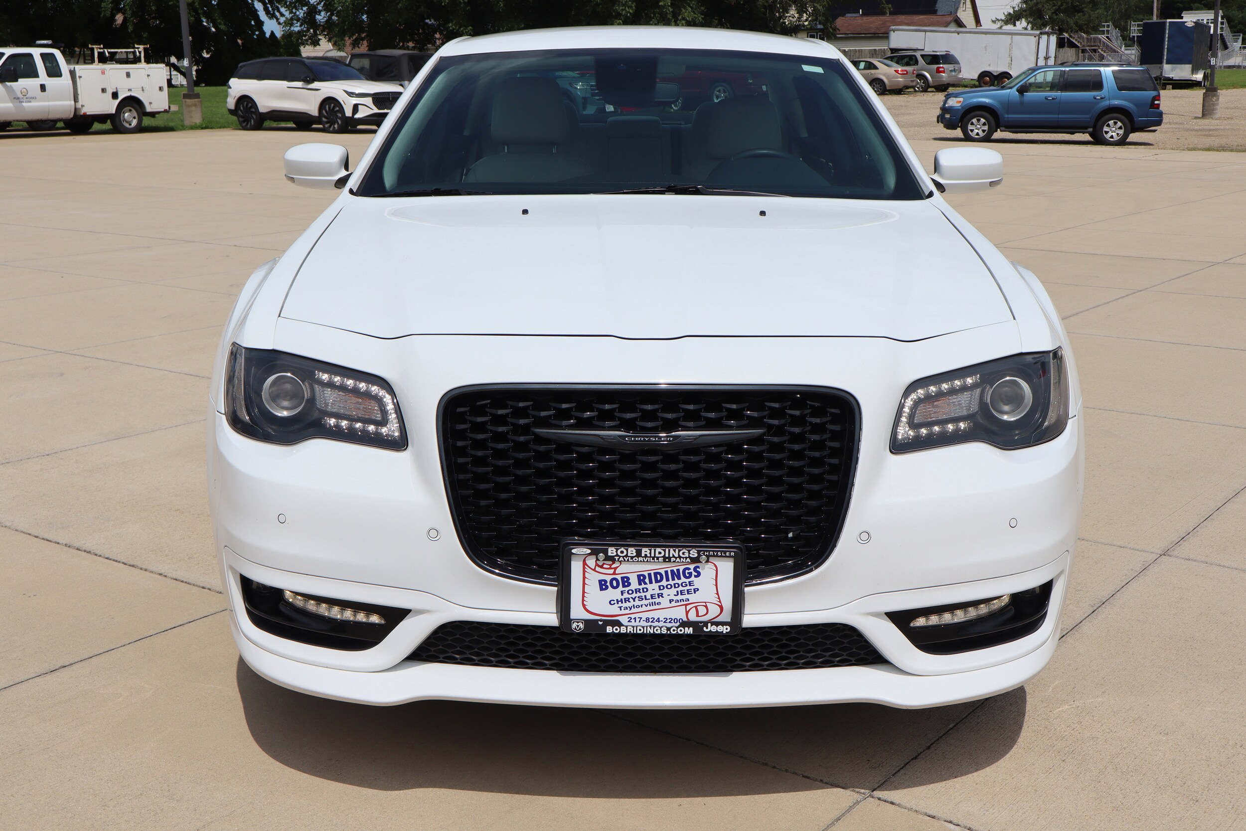 2023 Chrysler 300 Touring L photo 2