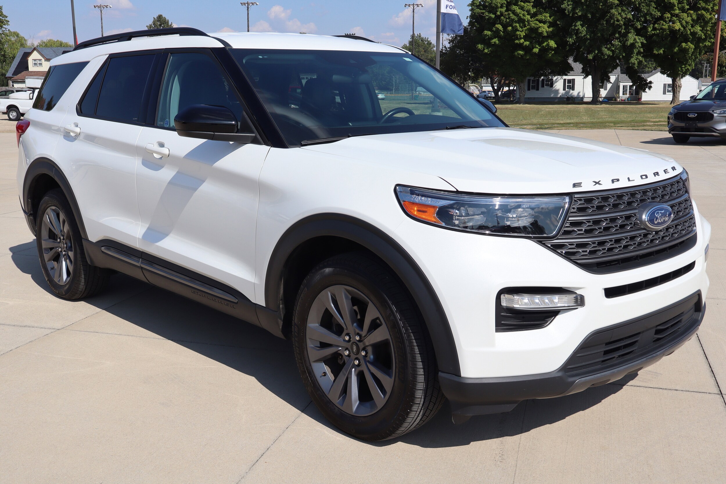 2023 Ford Explorer XLT photo 2