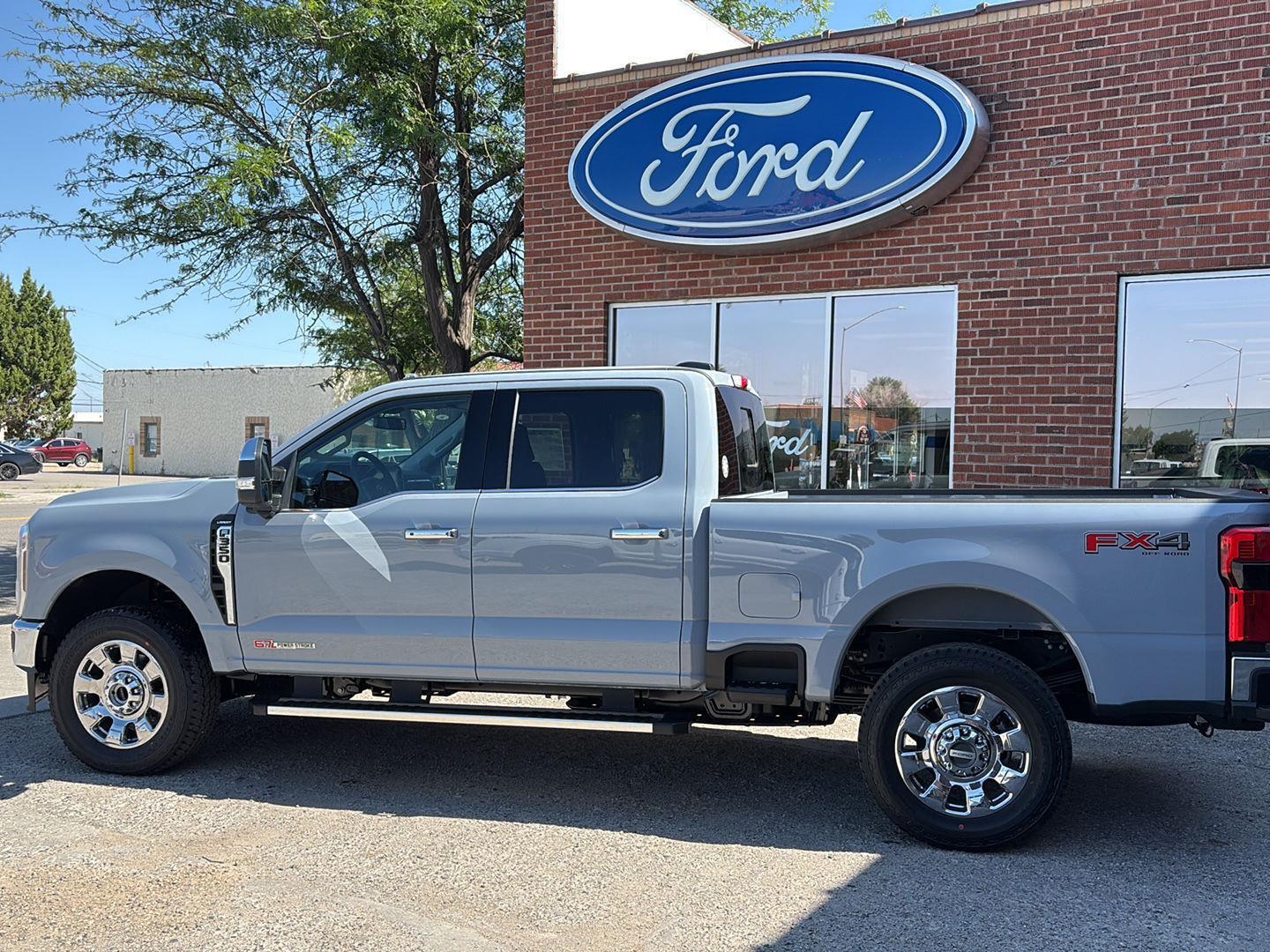 2025 Ford F-350 Lariat photo 2