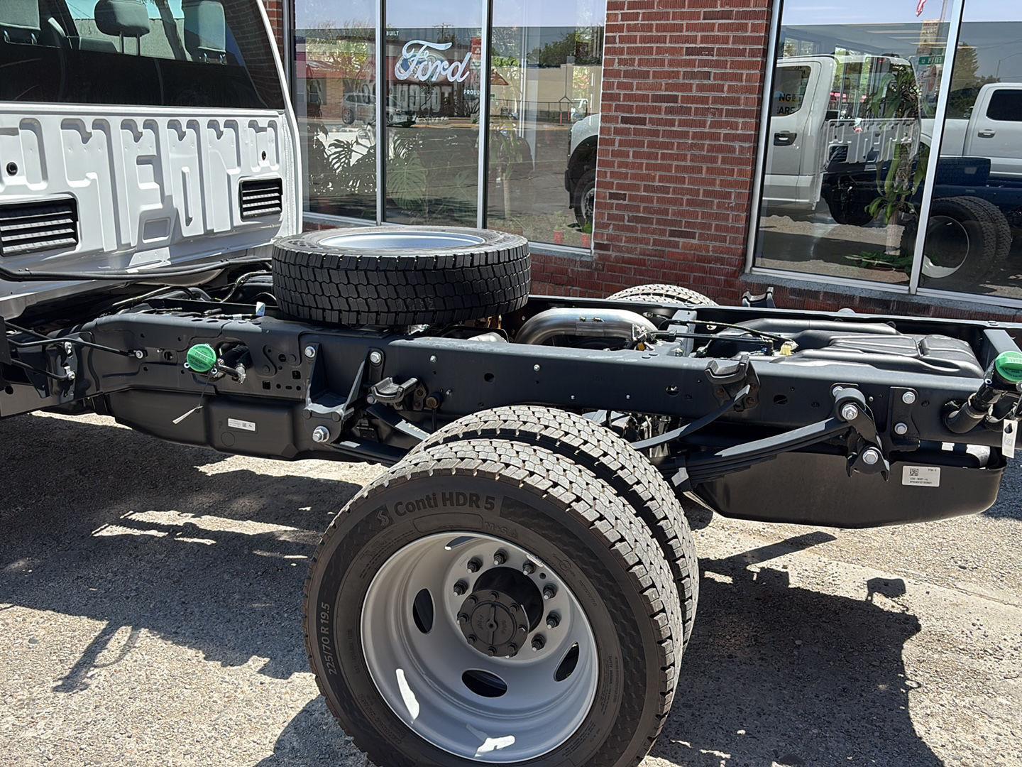 2025 Ford F-450 photo 3