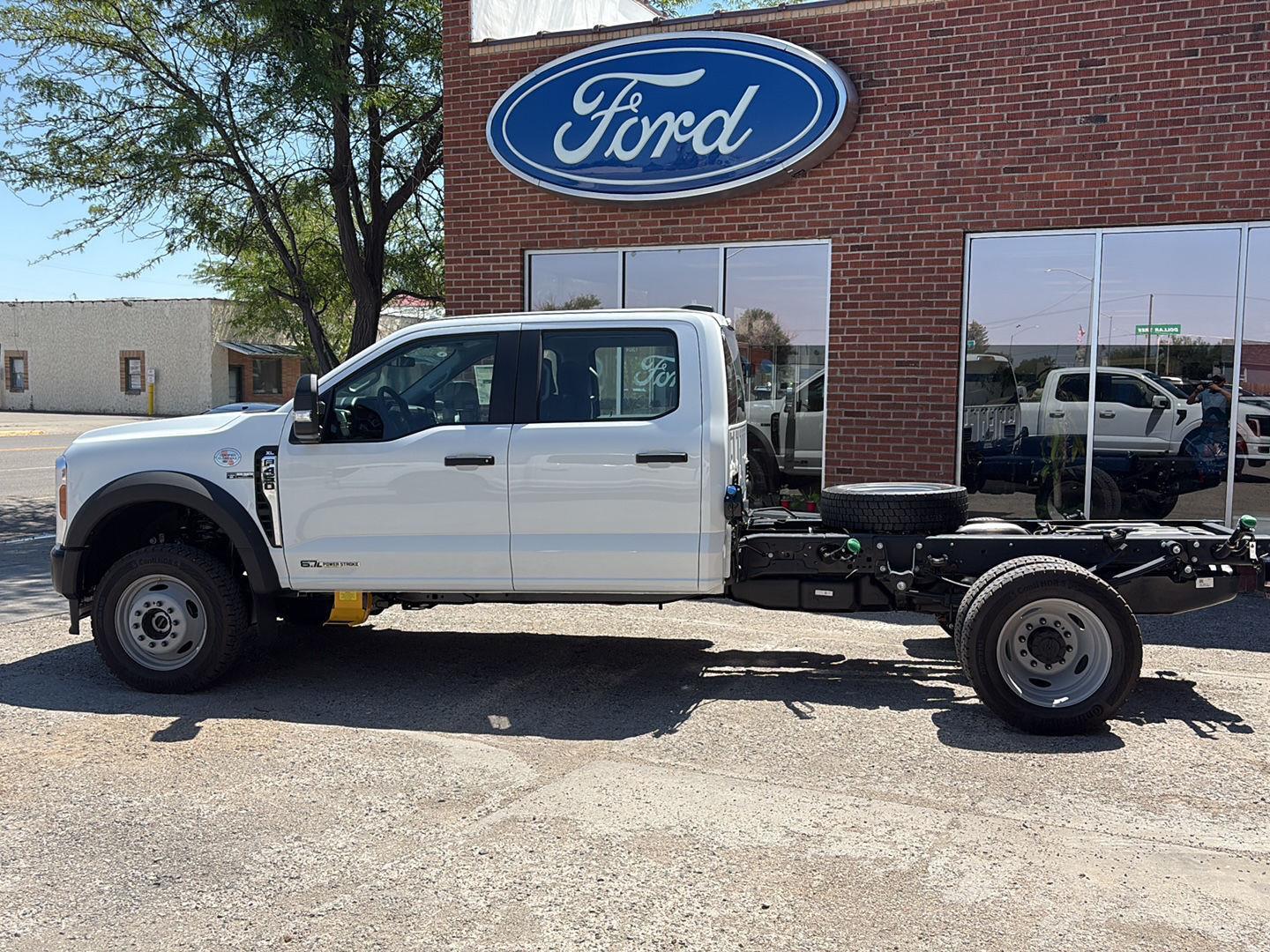 2025 Ford F-450 photo 2