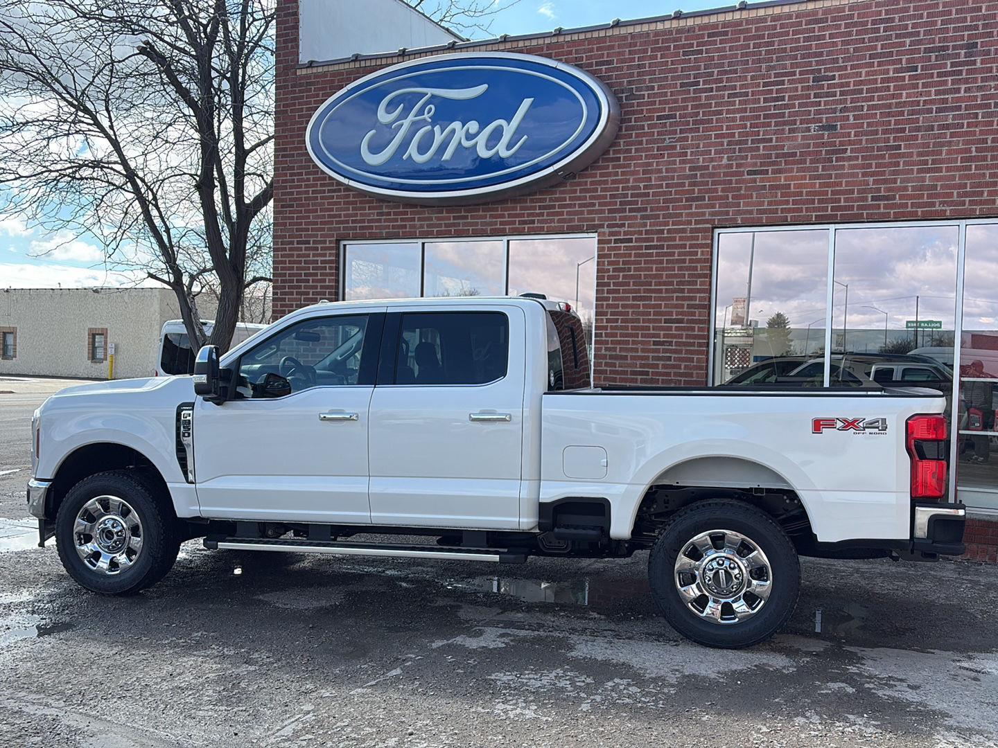 2025 Ford F-350 Lariat photo 2