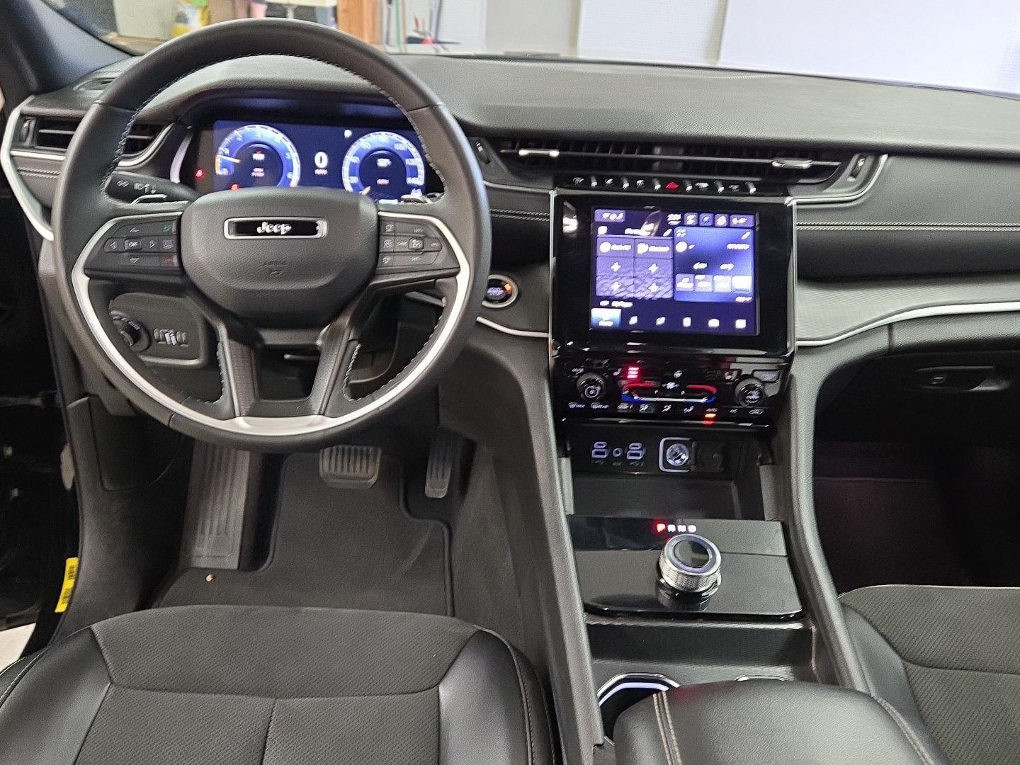 2024 Jeep Grand Cherokee Altitude photo 2