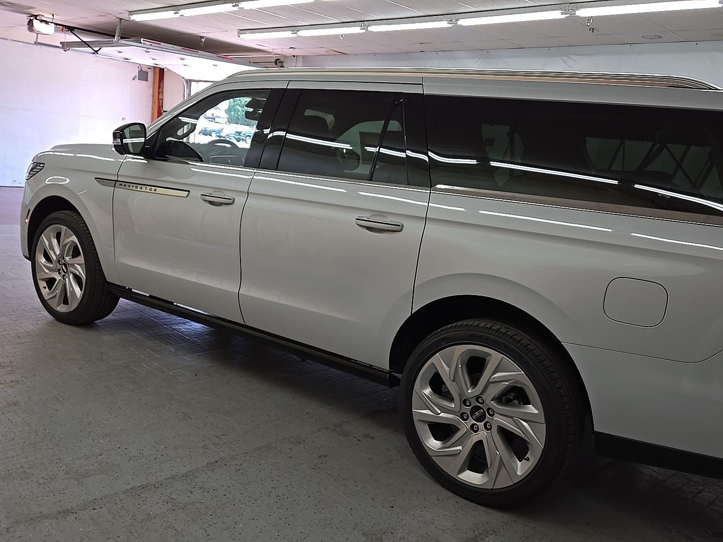 2025 Lincoln Navigator L Reserve photo 3