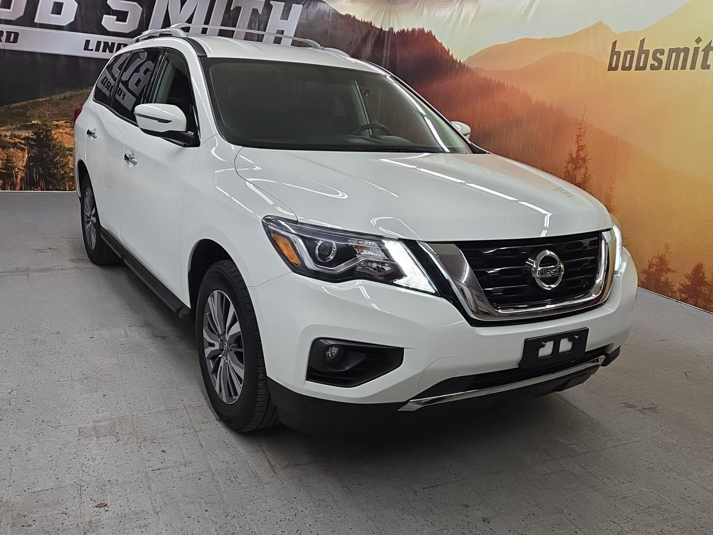 2018 Nissan Pathfinder SV's photo