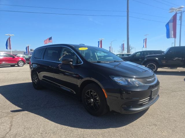 2020 Chrysler Voyager LX photo 2