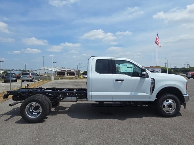 2025 Ford F-350 XLT photo 2