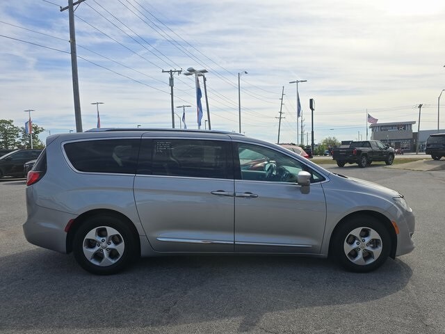 2017 Chrysler Pacifica Touring Plus photo 3