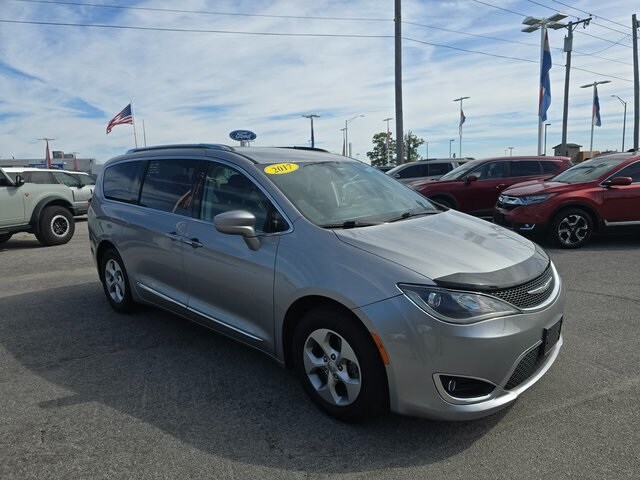 2017 Chrysler Pacifica Touring Plus photo 2