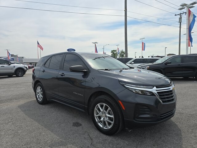 2022 Chevrolet Equinox LS photo 2