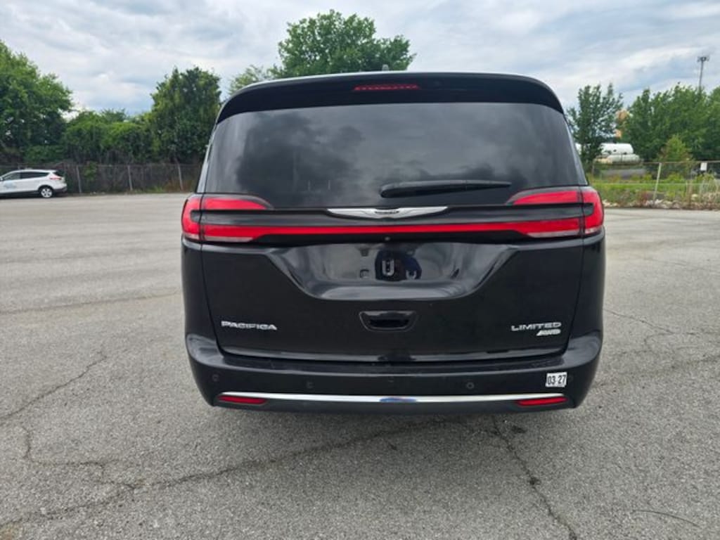 Used 2021 Chrysler Pacifica Limited Minivan/Van