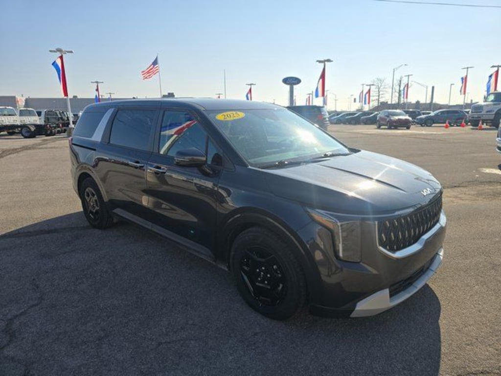 Used 2025 Kia Carnival LXS Minivan/Van