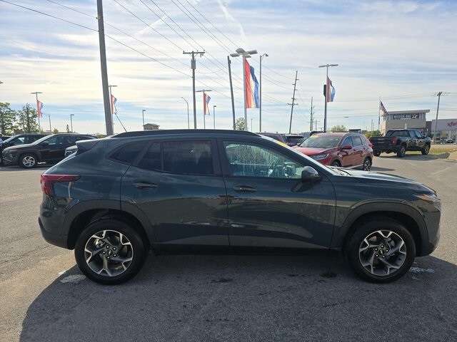 2025 Chevrolet Trax LT photo 3