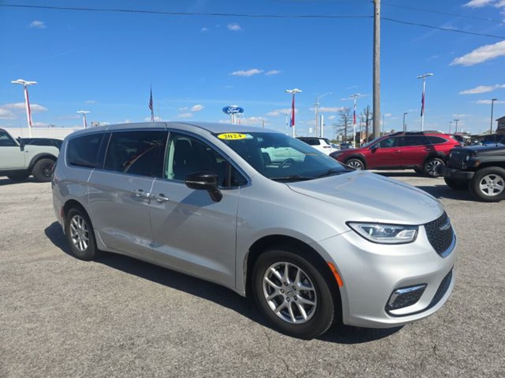 Used 2024 Chrysler Pacifica Touring L Minivan/Van