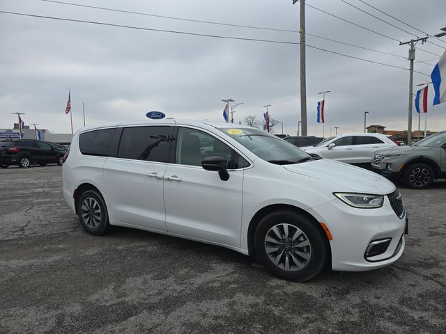 Used 2024 Chrysler Pacifica PHEV Select with VIN 2C4RC1S78RR115043 for sale in Fort Wayne, IN