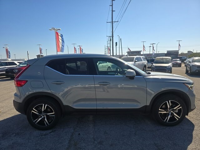 2024 Volvo XC40 Core photo 2