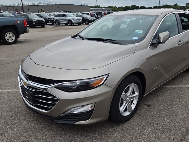 2024 Chevrolet Malibu 1LT photo 2