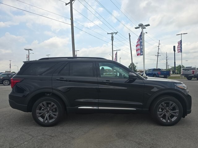 2025 Ford Explorer photo 3