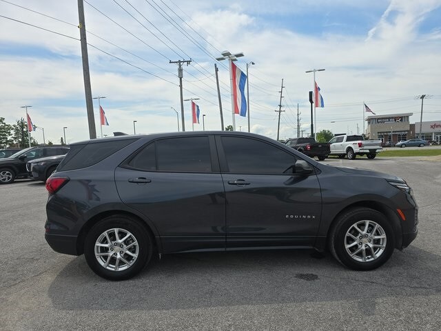 2022 Chevrolet Equinox LS photo 3