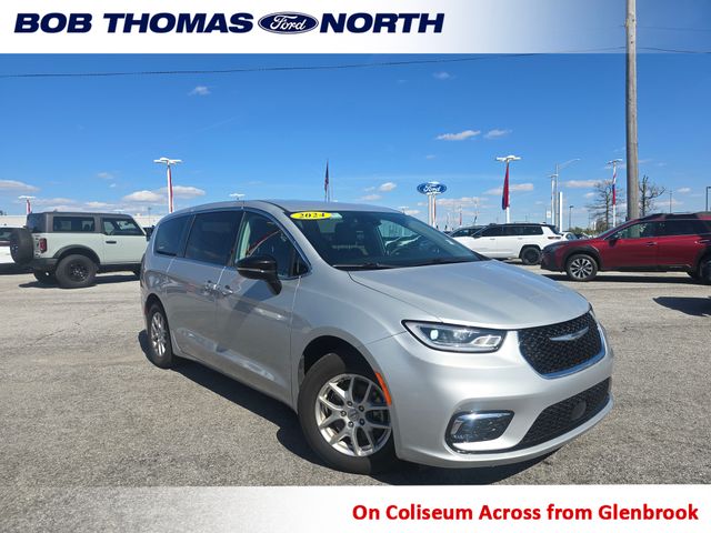 2024 Chrysler Pacifica Touring L's photo