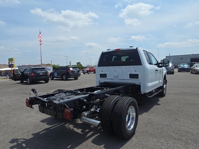 2025 Ford F-350 XLT photo 3