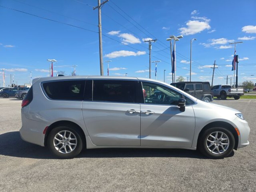 Used 2024 Chrysler Pacifica Touring L Minivan/Van