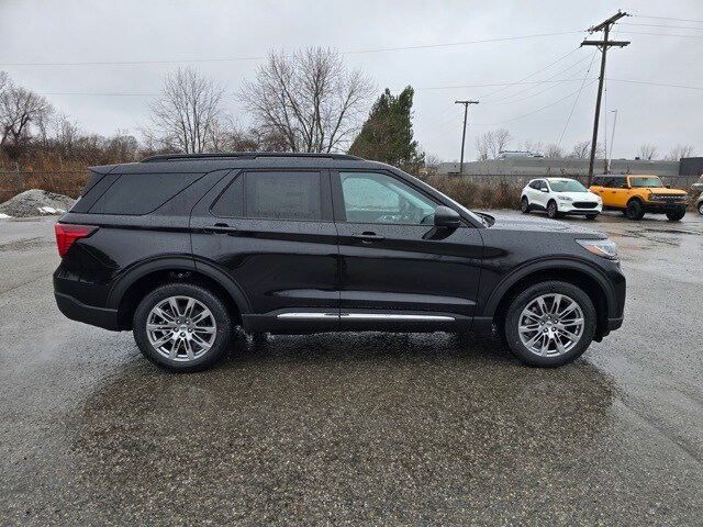 2025 Ford Explorer photo 2