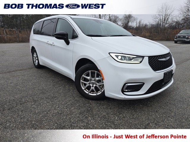 2024 Chrysler Pacifica Touring L's photo